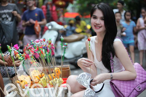 Dạo phố Trung Thu, Ngọc Trinh khoe 3 vòng hoàn hảo - 17