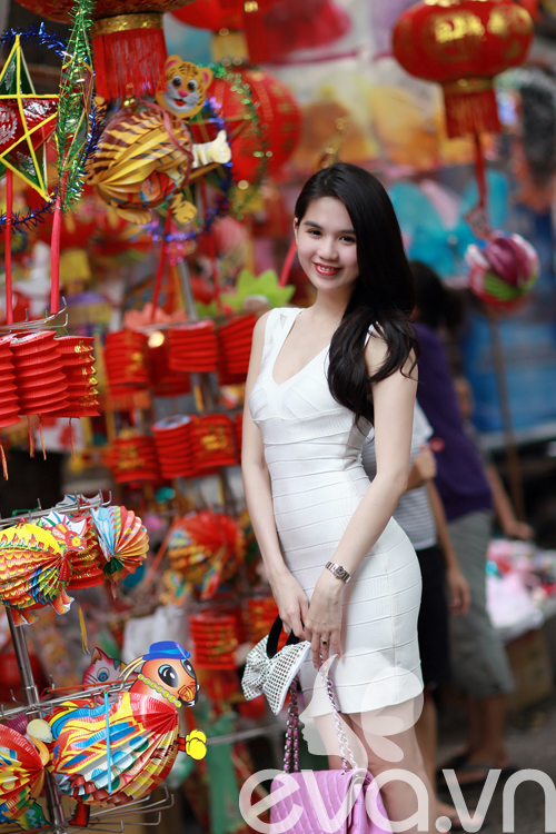 Dạo phố Trung Thu, Ngọc Trinh khoe 3 vòng hoàn hảo - 8