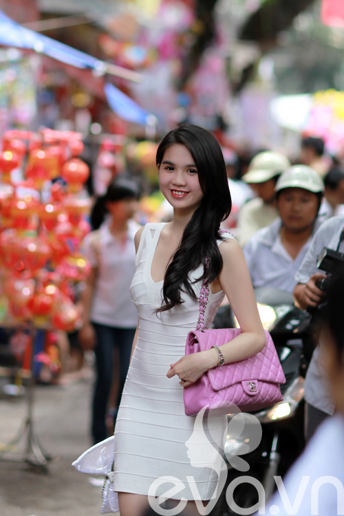 Dạo phố Trung Thu, Ngọc Trinh khoe 3 vòng hoàn hảo - 9