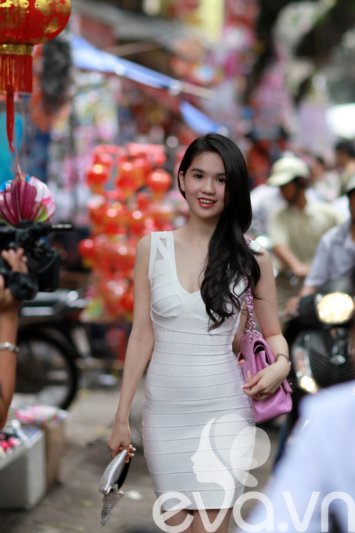 Dạo phố Trung Thu, Ngọc Trinh khoe 3 vòng hoàn hảo - 5