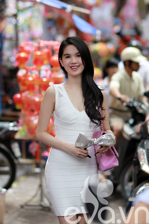 Dạo phố Trung Thu, Ngọc Trinh khoe 3 vòng hoàn hảo - 6