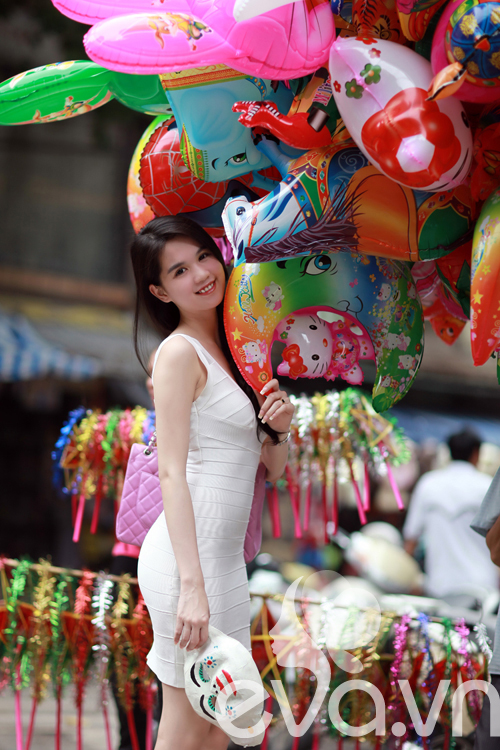 Dạo phố Trung Thu, Ngọc Trinh khoe 3 vòng hoàn hảo - 10