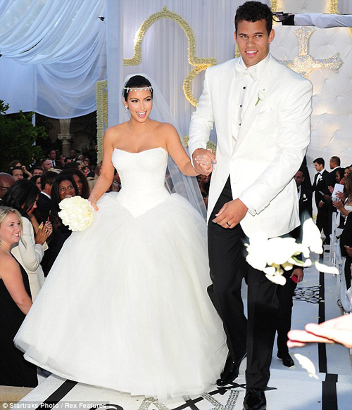 Nghía chùm ảnh cưới "độc" của Kim Kardashian - 8