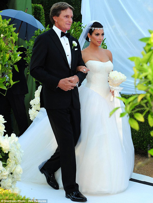Nghía chùm ảnh cưới "độc" của Kim Kardashian - 5