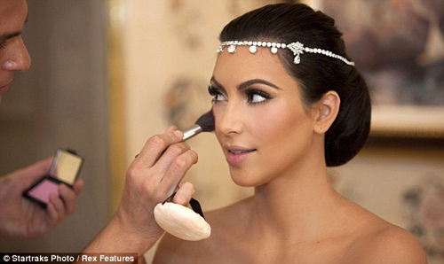 Nghía chùm ảnh cưới "độc" của Kim Kardashian - 11
