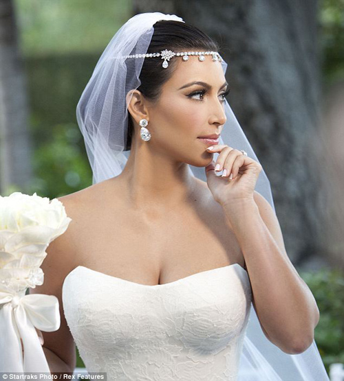 Nghía chùm ảnh cưới "độc" của Kim Kardashian - 15