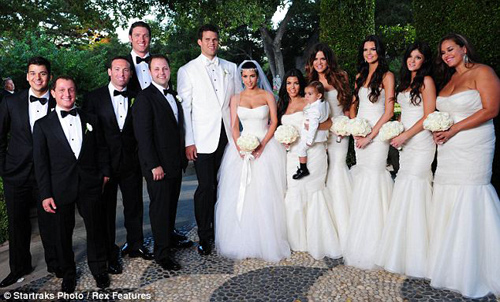 Nghía chùm ảnh cưới "độc" của Kim Kardashian - 20