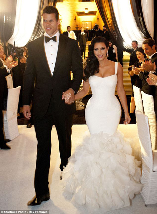 Nghía chùm ảnh cưới "độc" của Kim Kardashian - 9