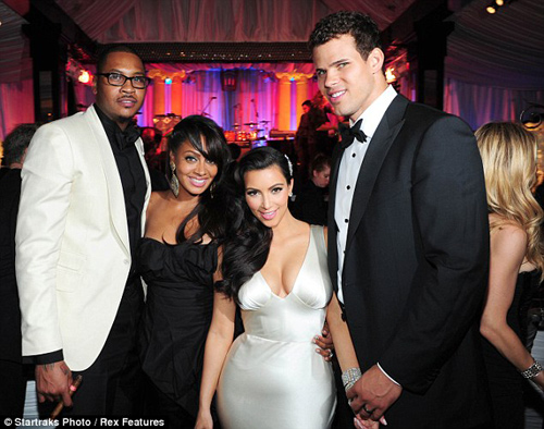 Nghía chùm ảnh cưới "độc" của Kim Kardashian - 24