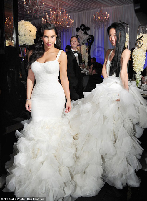 Nghía chùm ảnh cưới "độc" của Kim Kardashian - 25