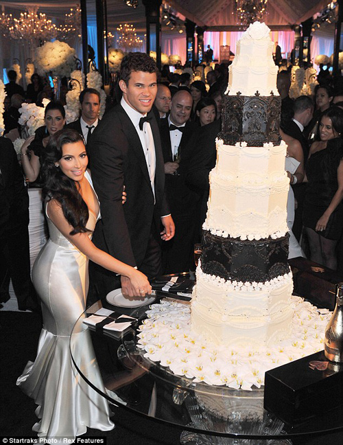 Nghía chùm ảnh cưới "độc" của Kim Kardashian - 29