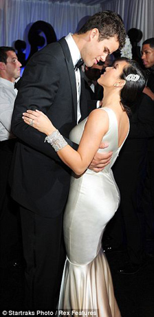 Nghía chùm ảnh cưới "độc" của Kim Kardashian - 34