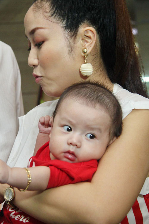 Ốc Thanh Vân khoe con với các đồng nghiệp - 1