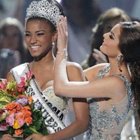 Miss Universe 2011 đáp lời chê bai của ông trùm Hoa hậu