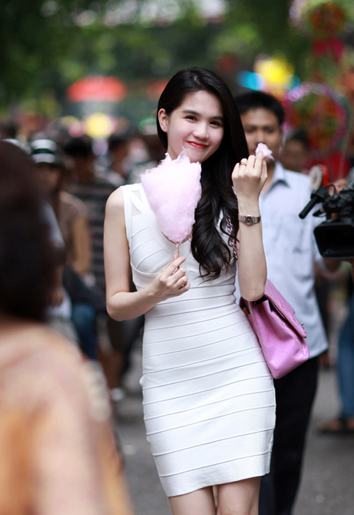 Váy ôm sát - 'chiêu' khoe đường cong của sao Việt - 8