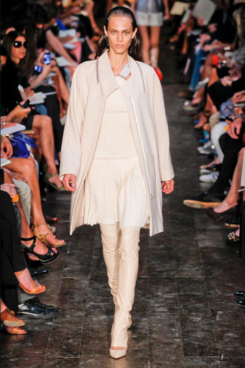 Những bất ngờ trong BST 2012 của Victoria Beckham - 16