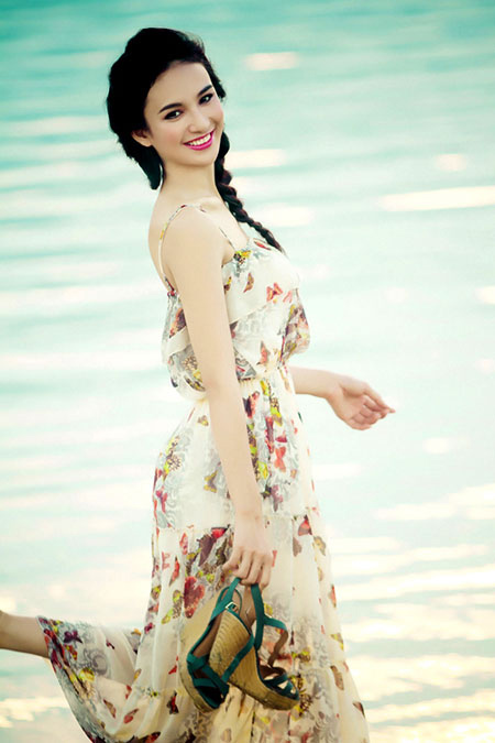 Học lỏm 'chân dài' Việt diện váy hoa - 12