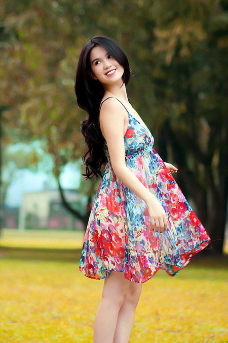 Học lỏm 'chân dài' Việt diện váy hoa - 6