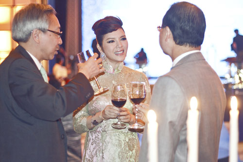 Lý Nhã Kỳ gây ngỡ ngàng với áo dài 250 triệu - 4