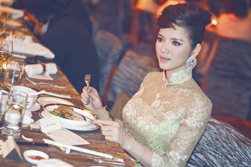 Lý Nhã Kỳ gây ngỡ ngàng với áo dài 250 triệu - 6