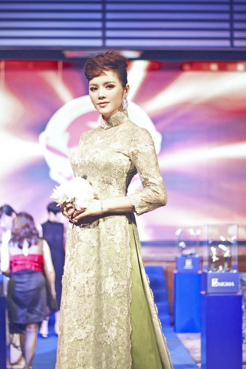 Lý Nhã Kỳ gây ngỡ ngàng với áo dài 250 triệu - 7
