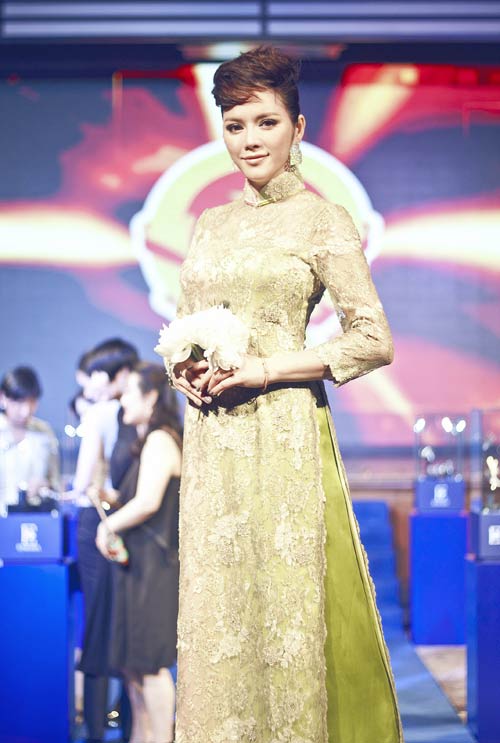Lý Nhã Kỳ gây ngỡ ngàng với áo dài 250 triệu - 8