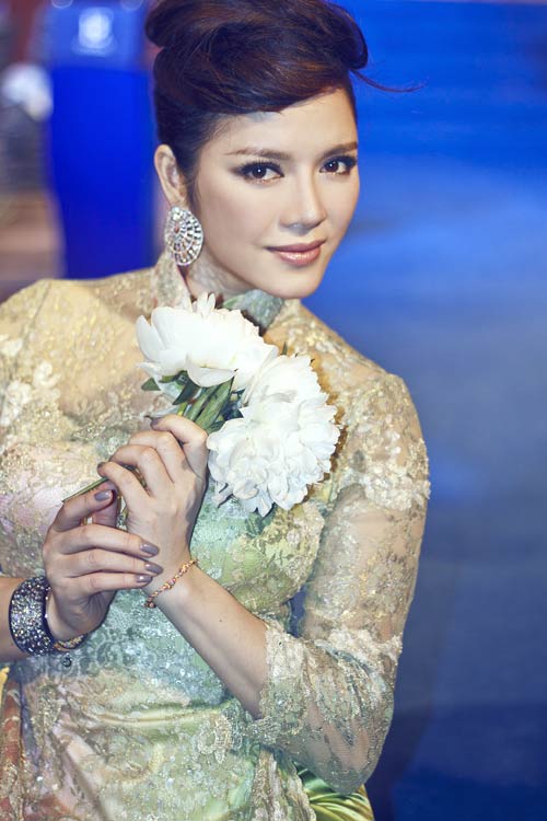 Lý Nhã Kỳ gây ngỡ ngàng với áo dài 250 triệu - 9