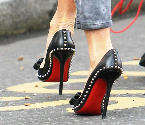 Giày đinh gai Louboutin 'mê hoặc' mỹ nhân - 12
