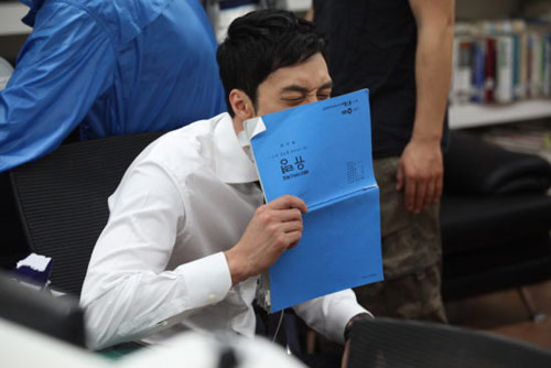 Mỹ nam So Ji Sub gây sốt với 'bóng ma' - 5