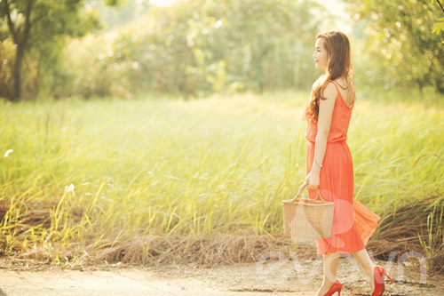 Hotgirl dịu dàng khoe dáng giữa đồng xanh - 1