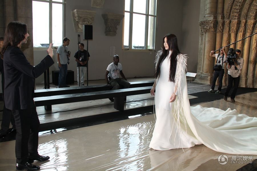 Phạm Băng Băng hóa thiên nga trên sàn catwalk - 1