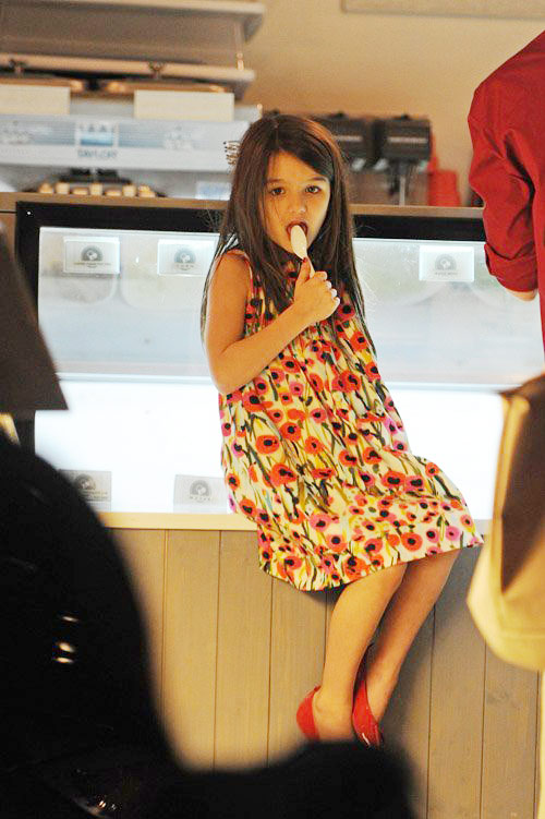 Suri và mẹ "trốn" phóng viên - 3