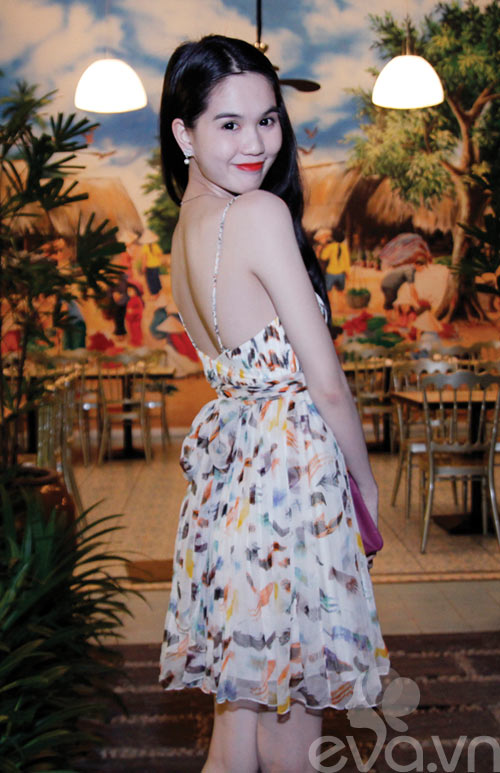 Ngọc Trinh diện họa tiết khoe lưng trần - 2