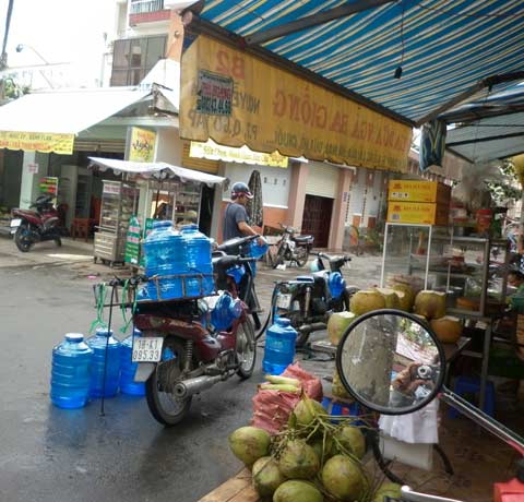 Nước uống đóng chai nhiễm khuẩn mủ xanh - 1