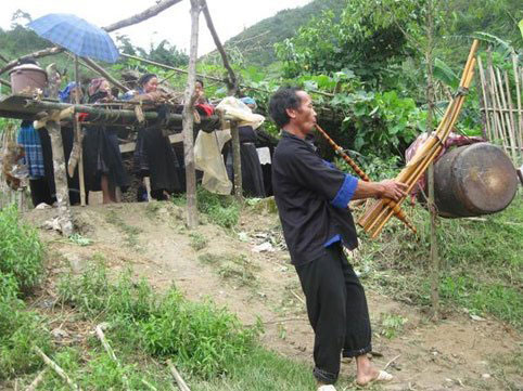 Đến nơi 'người sống cười hộ người chết' - 1