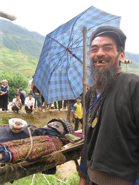 Đến nơi 'người sống cười hộ người chết' - 2