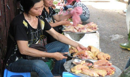 “Bó tay” với chiêu thổi giá của thương lái - 1