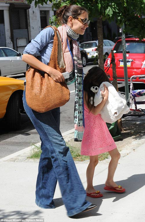 Katie Holmes cấm Suri tham gia Scientology - 1