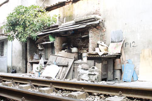 Điện, nước tăng giá, người dân lao đao - 2