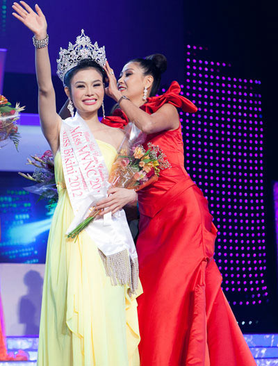 Lộ ảnh "ăn chơi" của Hoa hậu VN hoàn cầu Julia Hồ - 1