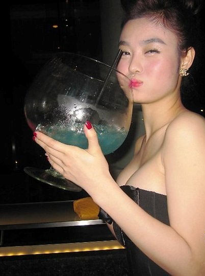 Lộ ảnh "ăn chơi" của Hoa hậu VN hoàn cầu Julia Hồ - 3