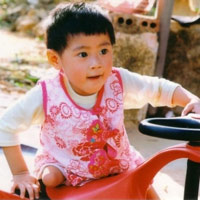 Cảm thương bé cụt chân bán trà đá