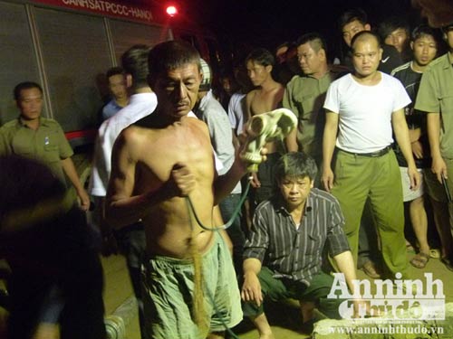 Thương tâm bé trai 1 tuổi rơi xuống hố ga, chết đuối - 5