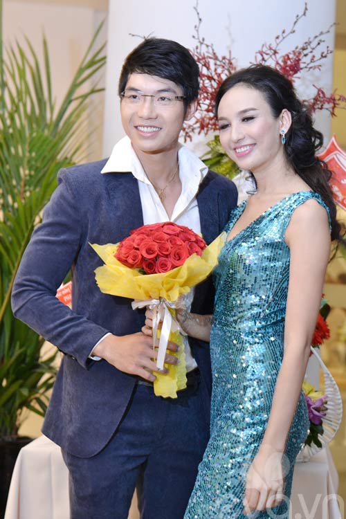 Trương Nam Thành tình tứ bên siêu mẫu - 1