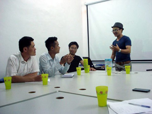 Từ đại gia đến trai quê ùn ùn đi "học yêu” - 1