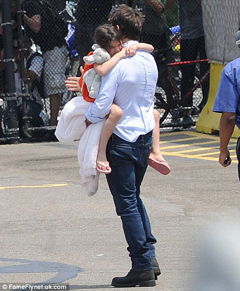 Katie Holmes thảnh thơi một mình - 5