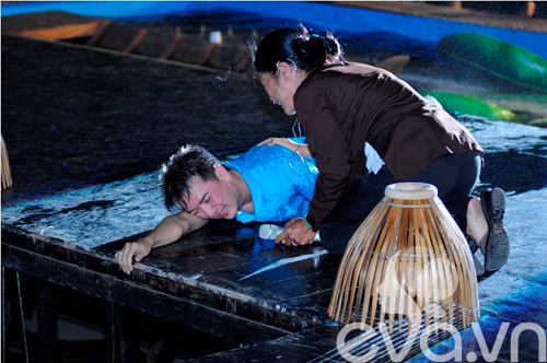Mr Đàm khóc như mưa trên sân khấu - 8