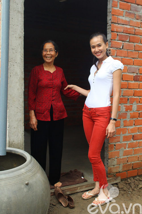 Dương Mỹ Linh tươi như hoa làm từ thiện - 2