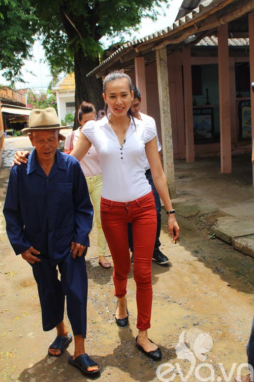 Dương Mỹ Linh tươi như hoa làm từ thiện - 4