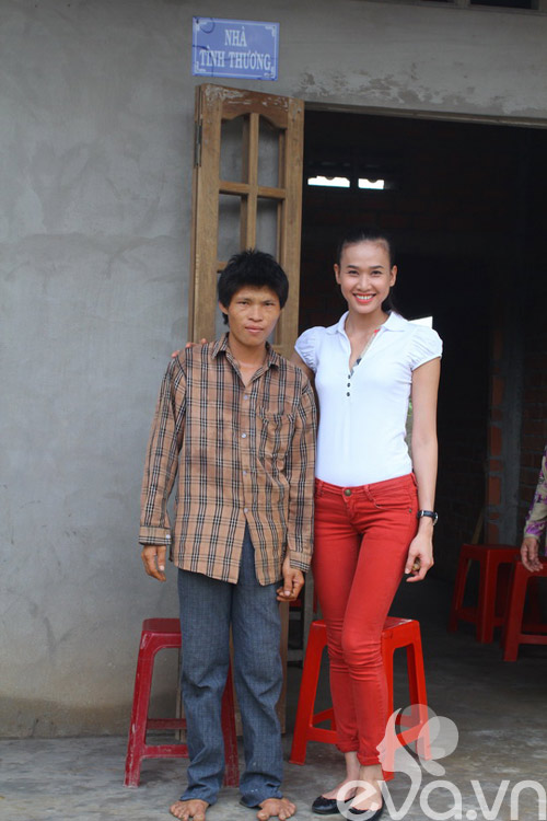 Dương Mỹ Linh tươi như hoa làm từ thiện - 7